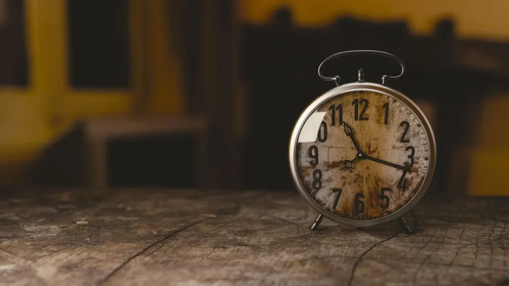 Une horloge posée sur une table, symbole du temps qu'implique l'adoption d'un chien.